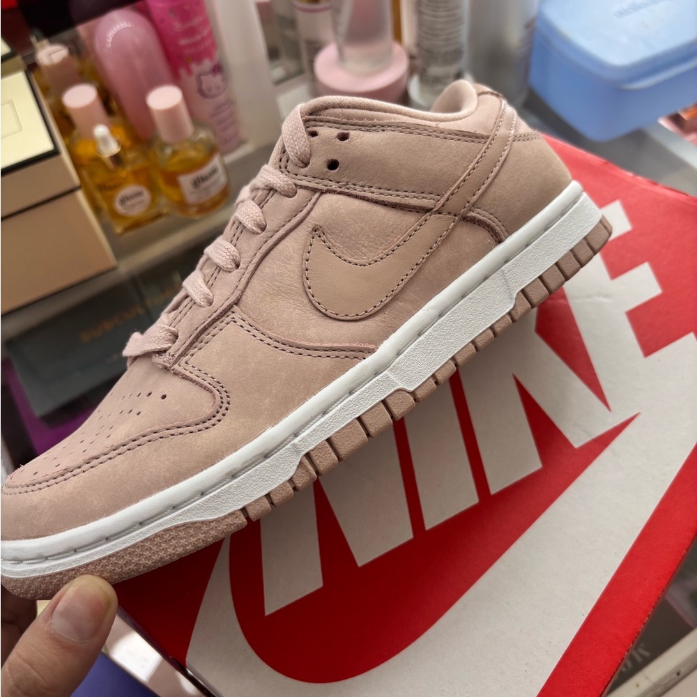 New Nike women’s dunk low premium sneakers size 6w